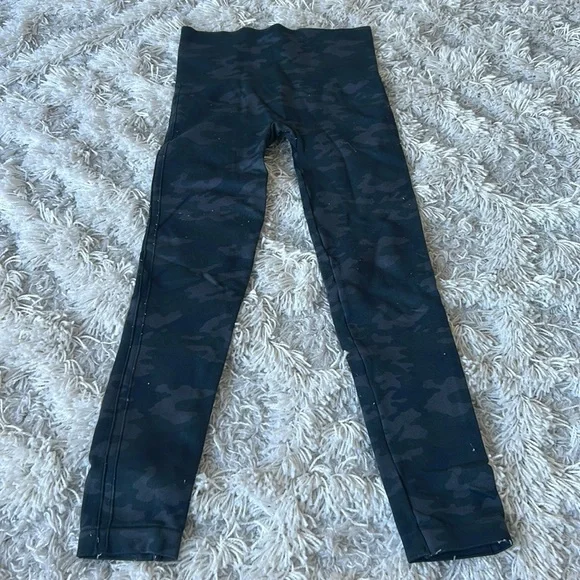 MUST GO Spanx dark camo leggings - Picture 1 of 5